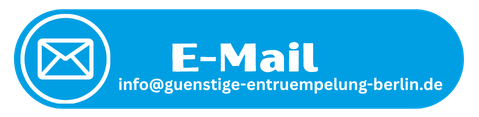 Sperrmüll wird bei einer Berliner Entrümpelung verladen